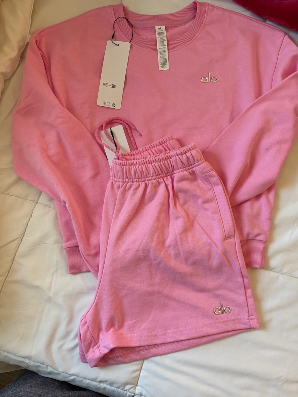 ALO Yoga Pink accolade Lounge Shorts Set - Soft Crewneck - Picture 1 of 3